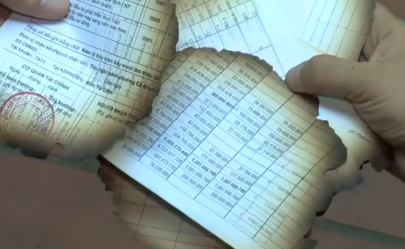 Giấy tờ bị đốt còn sót lại được người dân phát hiện, lưu giữ.