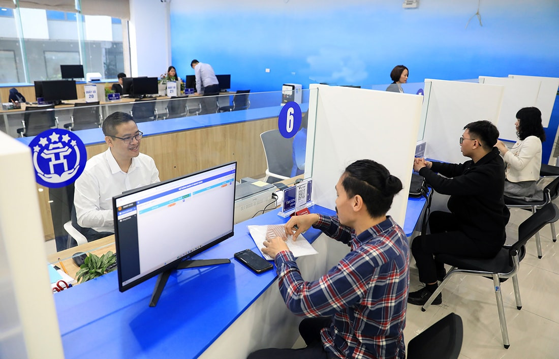 Công dân thực hiện thủ tục hành chính tại Trung tâm Phục vụ hành chính công Hà Nội Công dân thực hiện thủ tục hành chính tại Trung tâm Phục vụ hành chính công Hà Nội