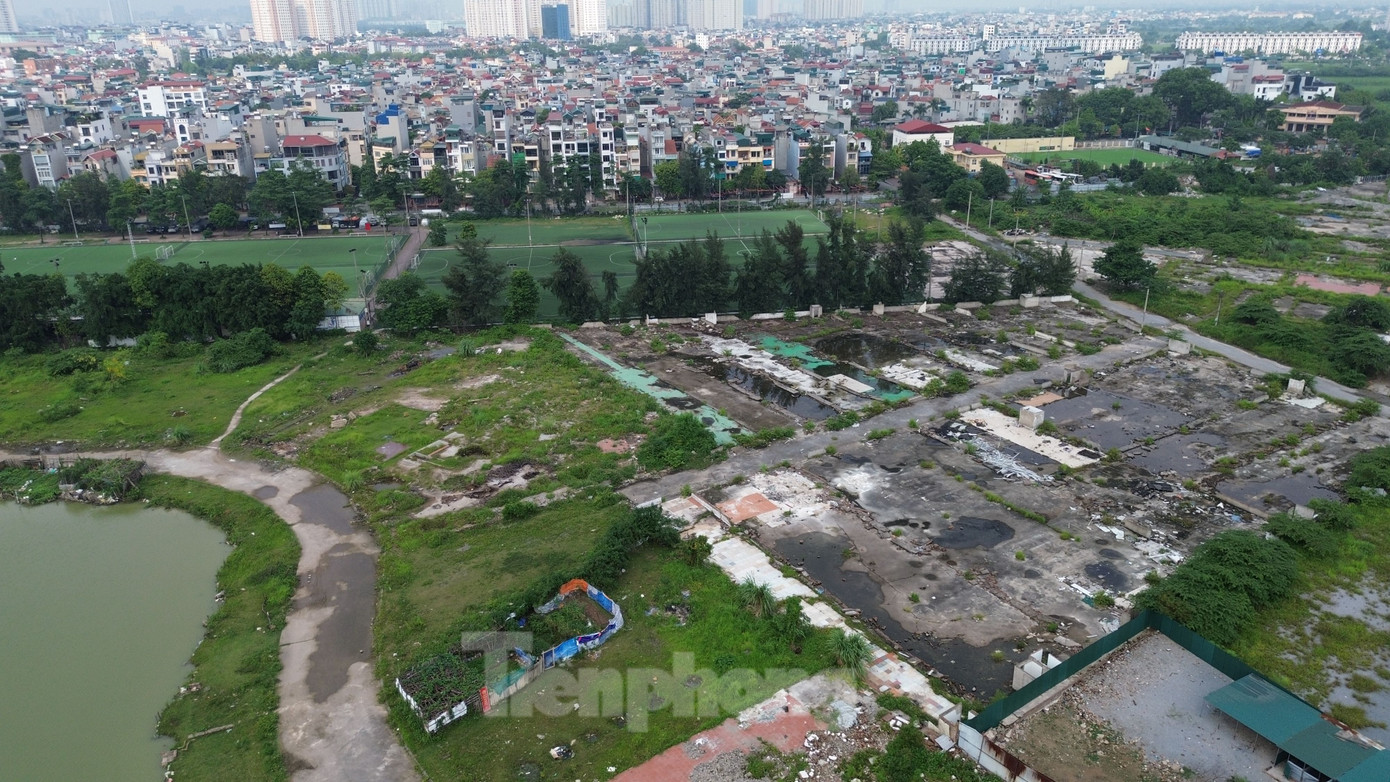 Trả lời nội dung này, bà Cấn Thị Việt Hà - Chủ tịch UBND quận Hà Đông cho biết, Dự án Công viên Hà Đông là dự án nhóm B, công trình cấp 1, có diện tích lớn, khoảng 92ha. Trước đây, khu vực này được quây tôn và khai thác sử dụng tạm. Hiện, UBND quận Hà Đông đã chấm dứt việc khai thác sử dụng tạm.