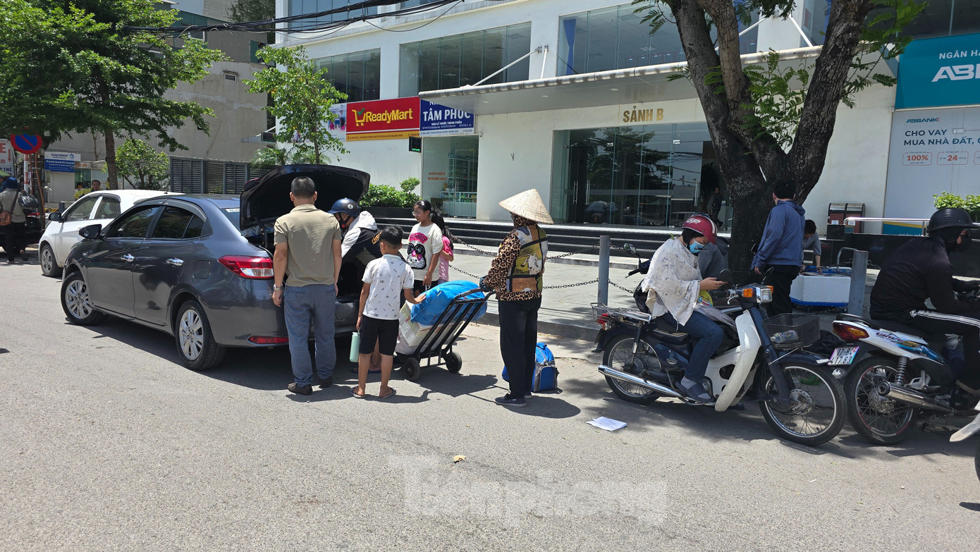 Bảo hộ lao động của họ là quần áo dài tay, chiếc nón và khẩu trang che kín mặt. Mỗi chuyến, tùy độ dài của tuyến đường, họ được trả công từ 30.000- 50.000 đồng. Bảo hộ lao động của họ là quần áo dài tay, chiếc nón và khẩu trang che kín mặt. Mỗi chuyến, tùy độ dài của tuyến đường, họ được trả công từ 30.000- 50.000 đồng.