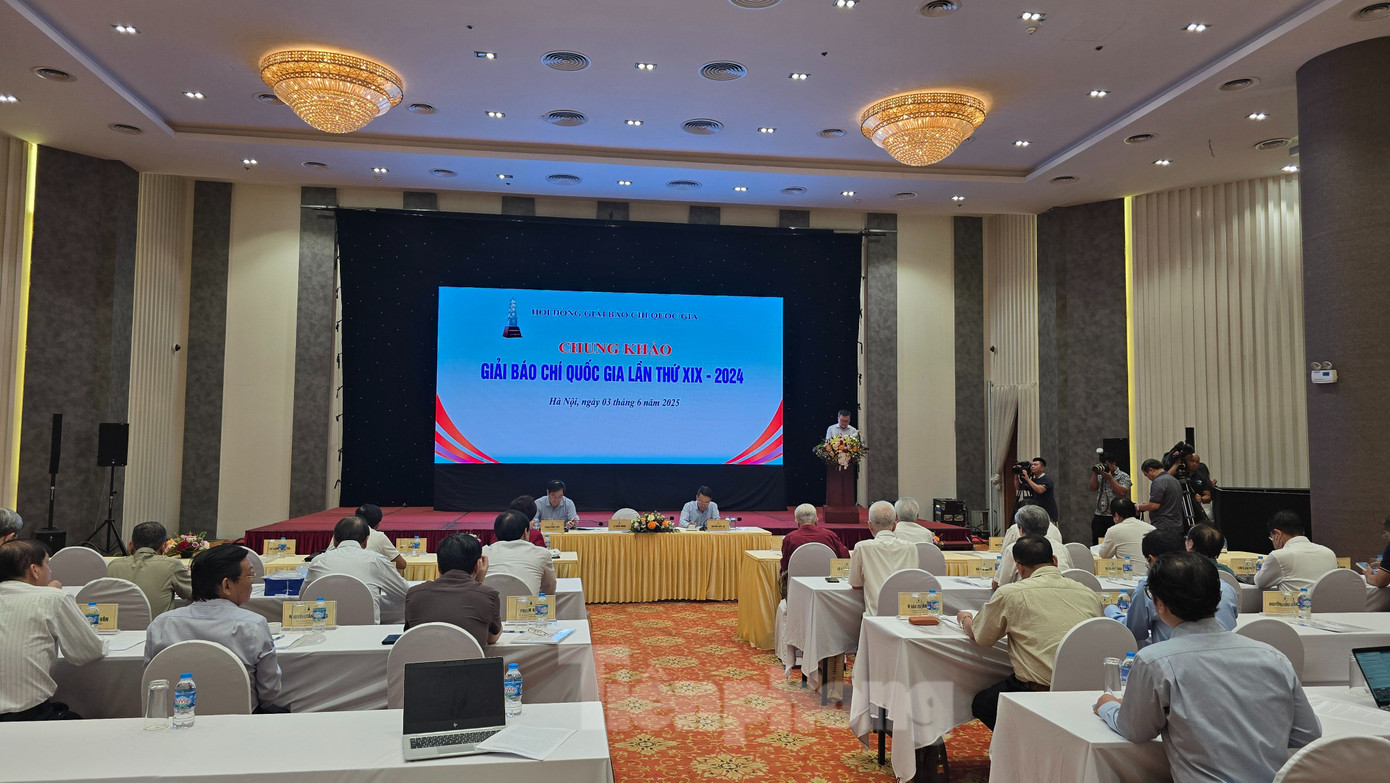 Toàn cảnh buổi khai mạc vòng chấm chung khảo ngày 3/6. Toàn cảnh buổi khai mạc vòng chấm chung khảo ngày 3/6.