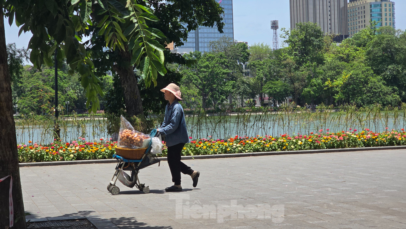 Để đảm bảo sức sức khỏe, người dân không làm việc quá lâu ngoài trời hoặc trong môi trường nóng bức, tránh các hoạt động thể lực quá sức. Người dân cần uống đầy đủ nước, mặc bảo hộ lao động khi làm việc ngoài trời nắng nóng. Để đảm bảo sức sức khỏe, người dân không làm việc quá lâu ngoài trời hoặc trong môi trường nóng bức, tránh các hoạt động thể lực quá sức. Người dân cần uống đầy đủ nước, mặc bảo hộ lao động khi làm việc ngoài trời nắng nóng.