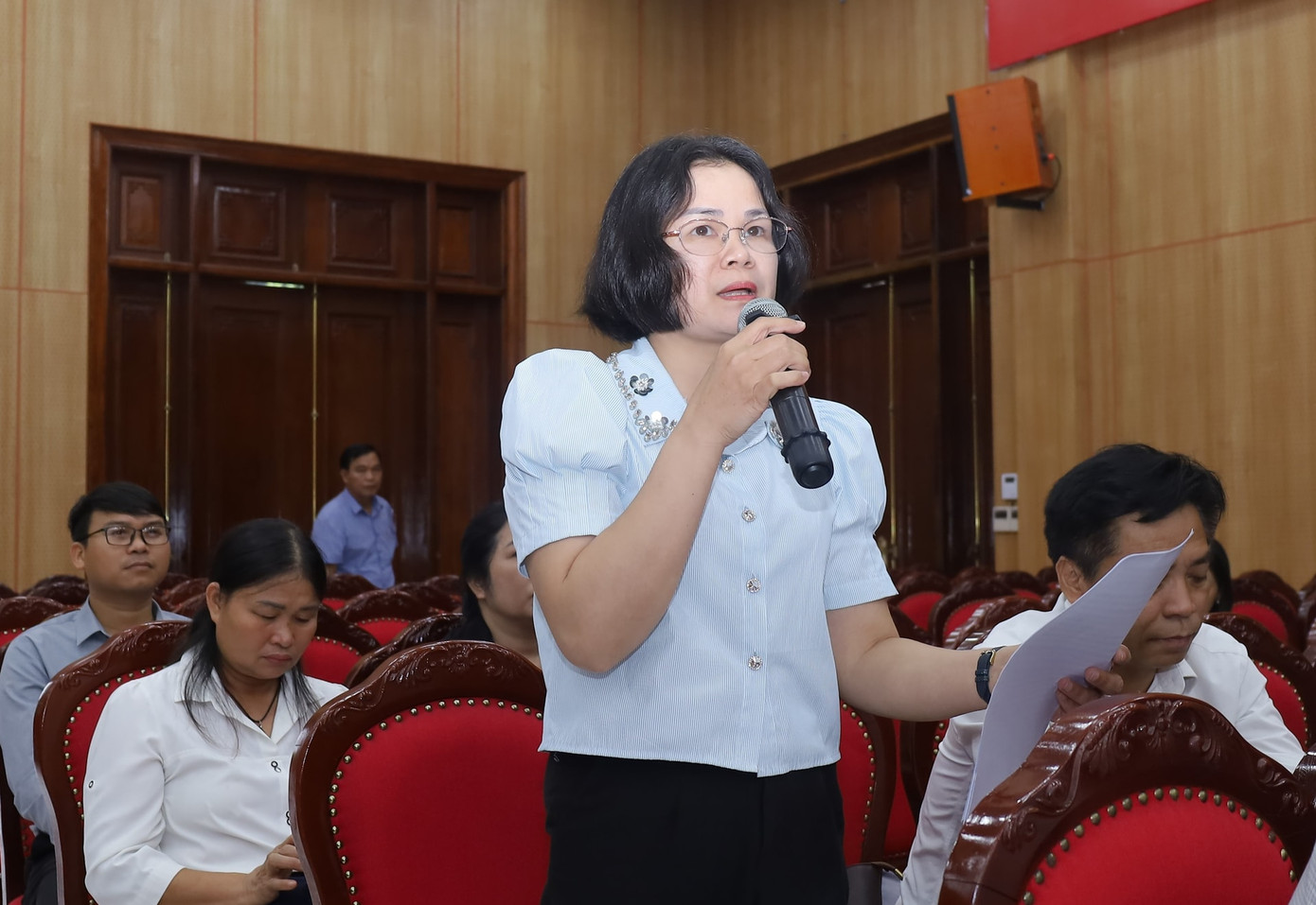 Cử tri huyện Chương Mỹ nêu ý kiến tại buổi tiếp xúc cử tri. Cử tri huyện Chương Mỹ nêu ý kiến tại buổi tiếp xúc cử tri.