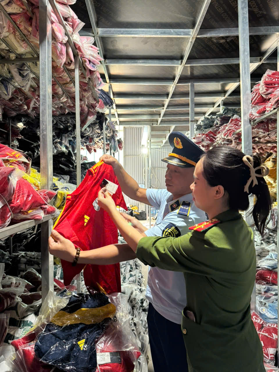 Cơ quan chức năng phát hiện 35.300 bộ quần áo thể thao giả mạo nhãn hiệu Nike, Adidas, Puma.