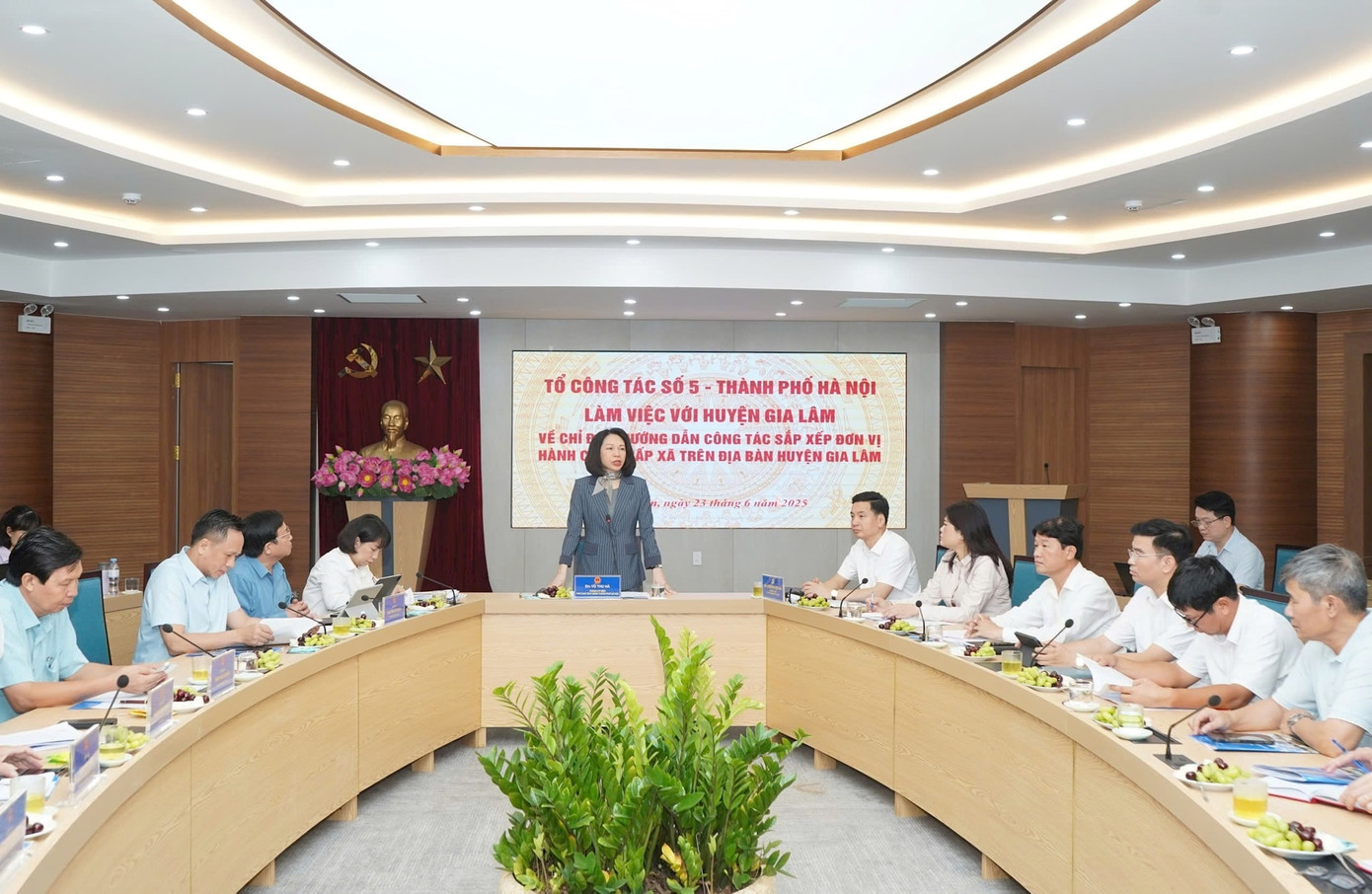 Phó Chủ tịch UBND thành phố Hà Nội Vũ Thu Hà làm việc với huyện Gia Lâm ngày 23/6.