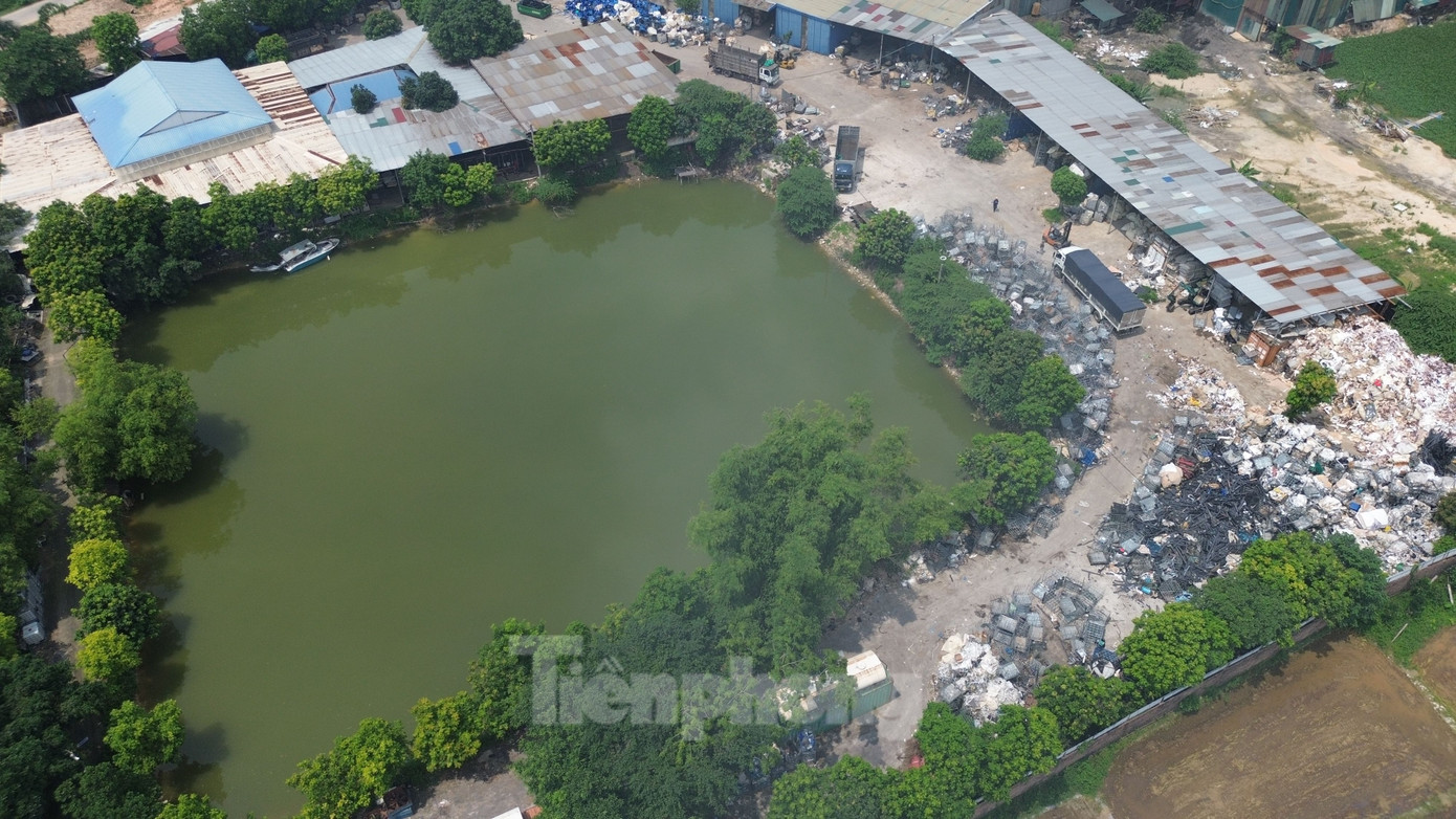 Tương tự, tại xã Xuân Nộn (huyện Đông Anh) nhiều công trình vi phạm trên đất nông nghiệp chưa được xử lý. Thậm chí, tại thôn Xuân Nộn (xã Xuân Nộn) có trường hợp thuê đất nông nghiệp nhưng biến thành thành khu nhà xưởng tập kết, xử lý chất thải nguy hại. Hơn nữa, công trình này không đảm bảo về phòng cháy, chữa cháy nhưng chính quyền địa phương không xử lý. Tương tự, tại xã Xuân Nộn (huyện Đông Anh) nhiều công trình vi phạm trên đất nông nghiệp chưa được xử lý. Thậm chí, tại thôn Xuân Nộn (xã Xuân Nộn) có trường hợp thuê đất nông nghiệp nhưng biến thành thành khu nhà xưởng tập kết, xử lý chất thải nguy hại. Hơn nữa, công trình này không đảm bảo về phòng cháy, chữa cháy nhưng chính quyền địa phương không xử lý.