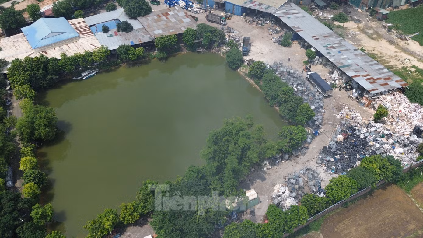 Tương tự, tại xã Xuân Nộn (huyện Đông Anh) nhiều công trình vi phạm trên đất nông nghiệp chưa được xử lý. Thậm chí, tại thôn Xuân Nộn (xã Xuân Nộn) có trường hợp thuê đất nông nghiệp nhưng biến thành thành khu nhà xưởng tập kết, xử lý chất thải nguy hại. Hơn nữa, công trình này không đảm bảo về phòng cháy, chữa cháy nhưng chính quyền địa phương không xử lý.
