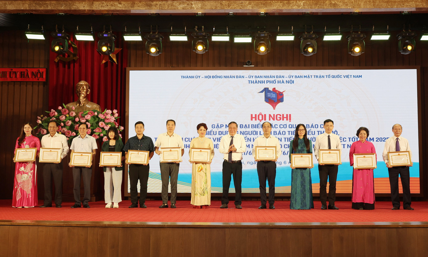 Phó Bí thư Thường trực Thành ủy Hà Nội Nguyễn Văn Phong trao Bằng khen cho các tập thể xuất sắc (ảnh: Như Ý) Phó Bí thư Thường trực Thành ủy Hà Nội Nguyễn Văn Phong trao Bằng khen cho các tập thể xuất sắc (ảnh: Như Ý)