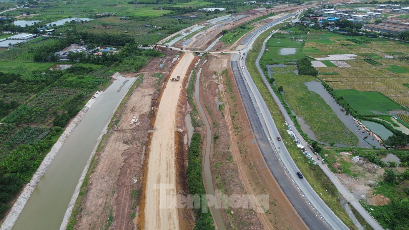 Theo ông Hải, hiện đơn vị đã thi công được khoảng 65% sản lượng. Tuy nhiên, hiện đã vào mùa mưa, cùng với những vướng mắc mặt bằng nếu không được tháo gỡ thì mục tiêu cuối năm 2025 khó có thể thông xe như kế hoạch.