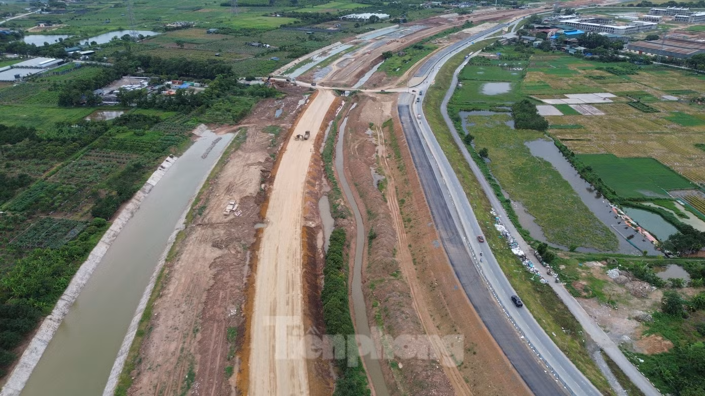 Ban Quản lý dự án đầu tư xây dựng công trình giao thông TP. Hà Nội cho biết, Dự án đường Vành đai 4 - Vùng Thủ đô dài khoảng 113km. Trong đó, đoạn qua huyện Mê Linh (cũ) dài 11,2km với khoảng 131ha đất. Đến nay, toàn dự án còn khoảng 10ha chưa GPMB, trong đó riêng huyện Mê Linh còn hơn 2ha.