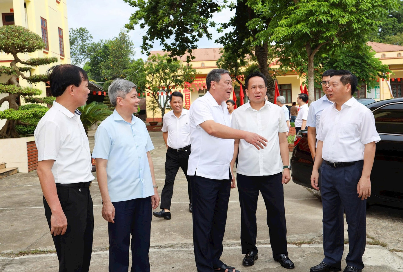 Phó Chủ tịch Thường trực UBND TP. Hà Nội Lê Hồng Sơn (đứng thứ 3 từ trái sang) kiểm tra công tác bố trí trụ sở, cơ sở vật chất 4 xã mới tại huyện Quốc Oai.
