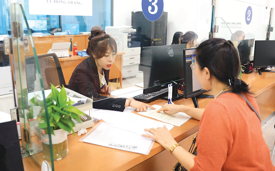 Công dân thực hiện thủ tục hành chính tại Trung tâm phục vụ hành chính công.