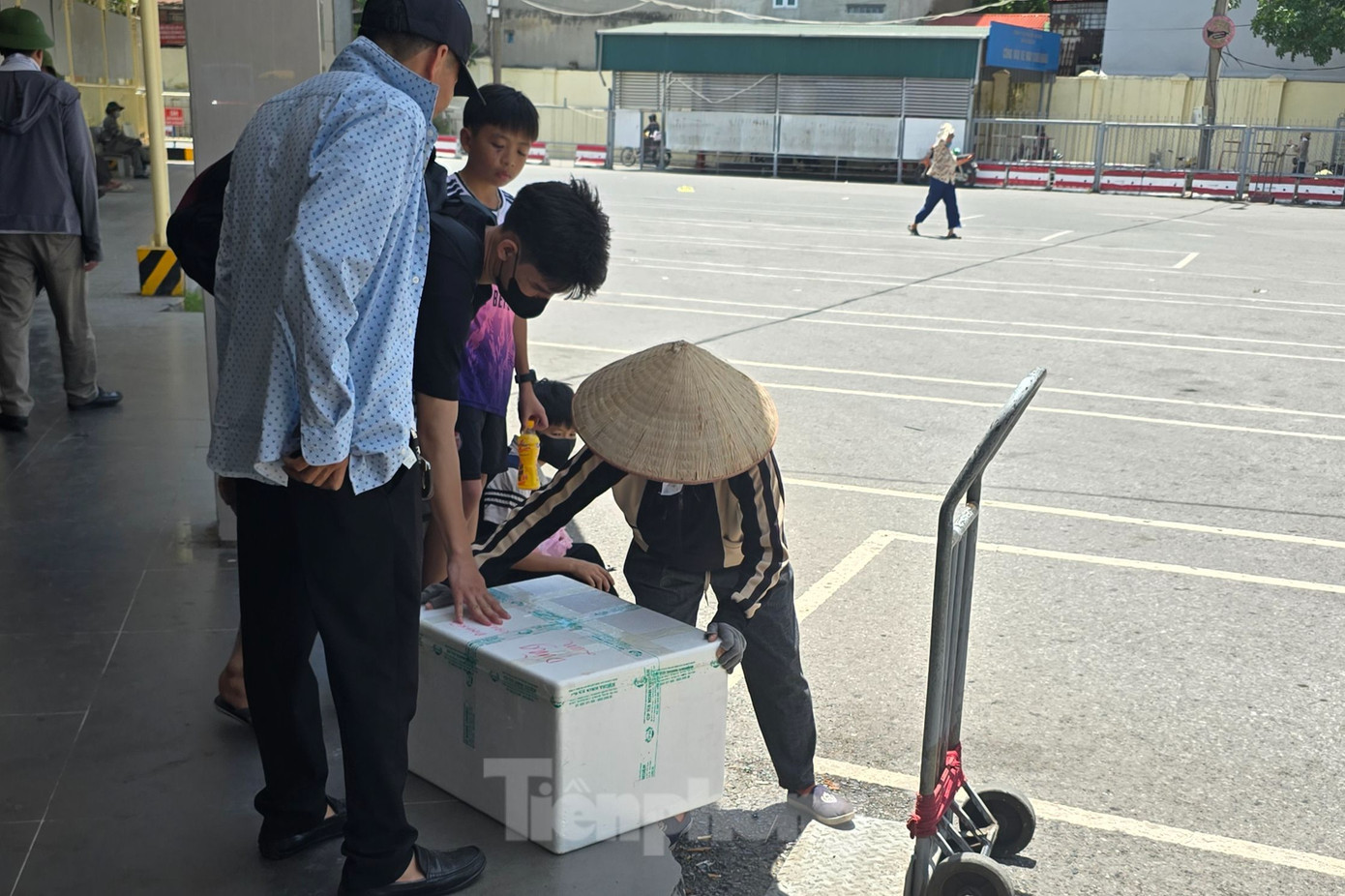 Tại bến xe Giáp Bát, nhiều phụ nữ làm dịch vụ vận chuyển hàng thuê cho khách bằng xe đẩy. Dù trời nắng, nhưng mỗi khi có xe khách vào bến, những nữ lao động này lại chạy ra chào mời. Tại bến xe Giáp Bát, nhiều phụ nữ làm dịch vụ vận chuyển hàng thuê cho khách bằng xe đẩy. Dù trời nắng, nhưng mỗi khi có xe khách vào bến, những nữ lao động này lại chạy ra chào mời.