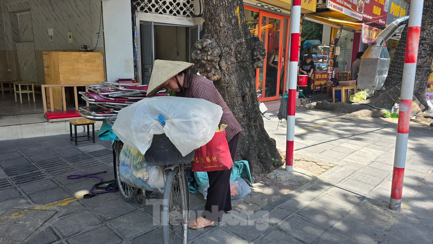 T.S Lưu Quốc Khải, Giám đốc chuyên môn Bệnh viện Quốc tế Bắc Hà cho rằng, khi làm việc trong môi trường nắng nóng, cơ thể sẽ phản ứng bằng cách tăng tiết mồ hôi để làm mát cơ thể, khiến cơ thể mất nước, mất điện giải. Nếu cơ thể không được bù kịp thời sẽ dẫn tới giảm khối lượng tuần hoàn gây trụy tim mạch, rối loạn điện giải nặng có thể gây tử vong. T.S Lưu Quốc Khải, Giám đốc chuyên môn Bệnh viện Quốc tế Bắc Hà cho rằng, khi làm việc trong môi trường nắng nóng, cơ thể sẽ phản ứng bằng cách tăng tiết mồ hôi để làm mát cơ thể, khiến cơ thể mất nước, mất điện giải. Nếu cơ thể không được bù kịp thời sẽ dẫn tới giảm khối lượng tuần hoàn gây trụy tim mạch, rối loạn điện giải nặng có thể gây tử vong.