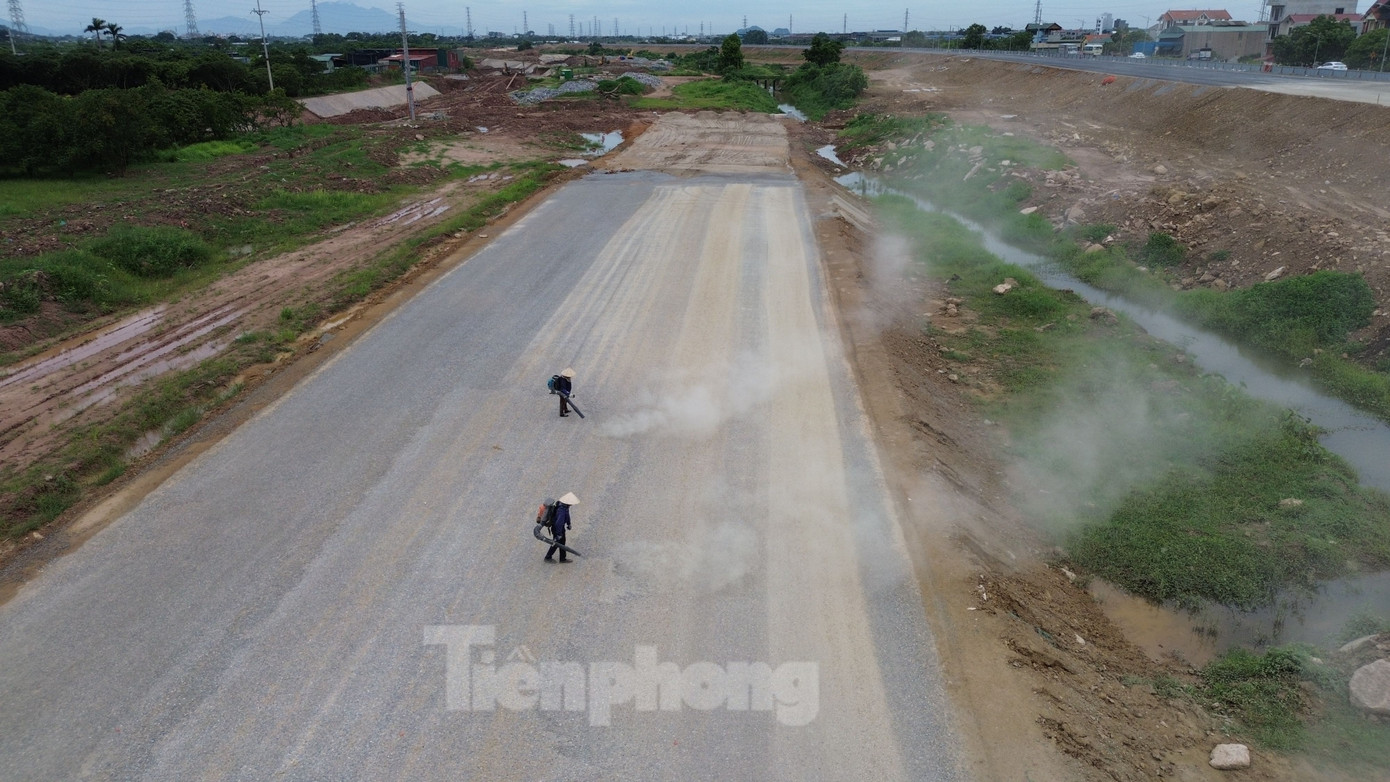 Trước những khó khăn do mặt bằng, Ban Quản lý dự án đã đề nghị các địa phương liên quan đẩy nhanh tiến độ GPMB đối với phần diện tích còn lại chưa bàn giao. Đồng thời, xây dựng kế hoạch thi công cụ thể để di chuyển công trình ngầm nổi hoàn thành trong tháng 6/2025.