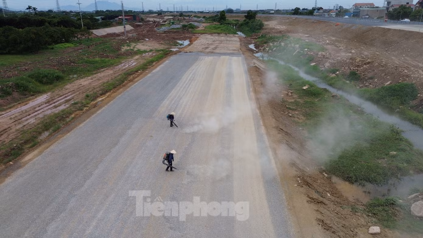 Trước những khó khăn do mặt bằng, Ban Quản lý dự án đã đề nghị các địa phương liên quan đẩy nhanh tiến độ GPMB đối với phần diện tích còn lại chưa bàn giao. Đồng thời, xây dựng kế hoạch thi công cụ thể để di chuyển công trình ngầm nổi hoàn thành trong tháng 6/2025.