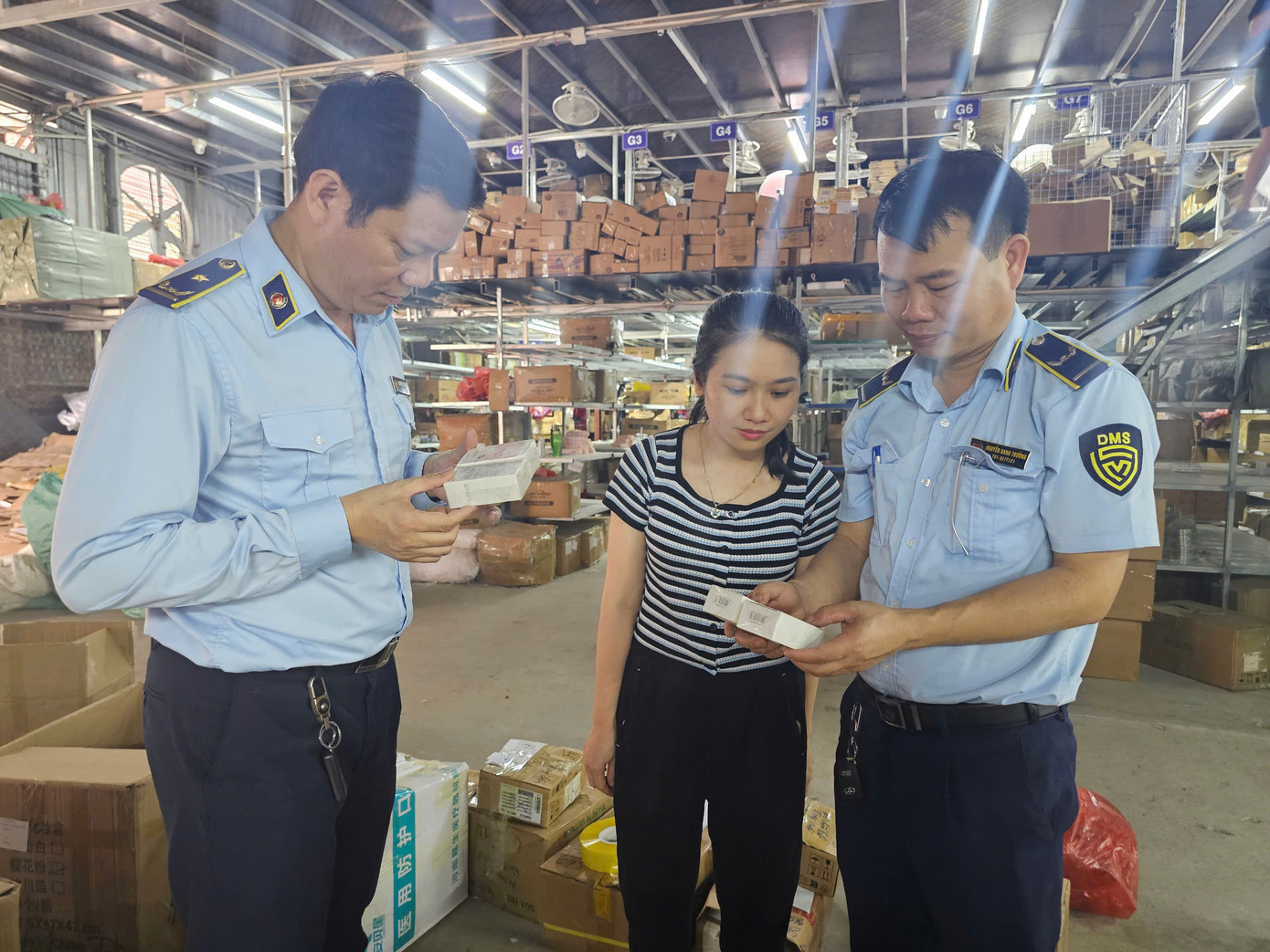 Lực lượng quản lý thị trường Hà Nội kiểm tra nguồn gốc xuất xứ hàng hóa