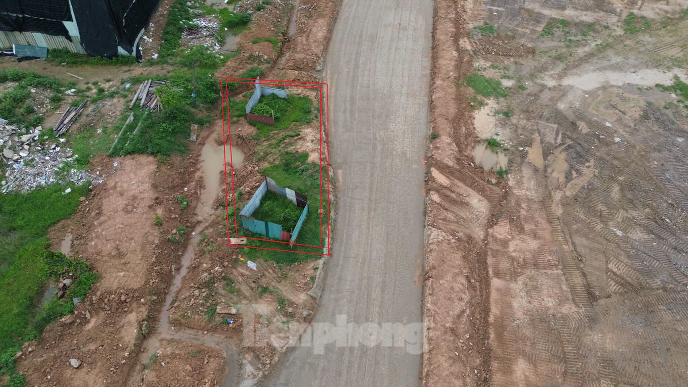 Ngoài ra, đoạn tuyến dự án thuộc xã Đông La cũng còn vướng 2 ngôi mộ. Do là mộ mới chưa thể cải táng nên chính quyền địa phương và nhà thầu tạm thời quây tôn tìm hướng xử lý.