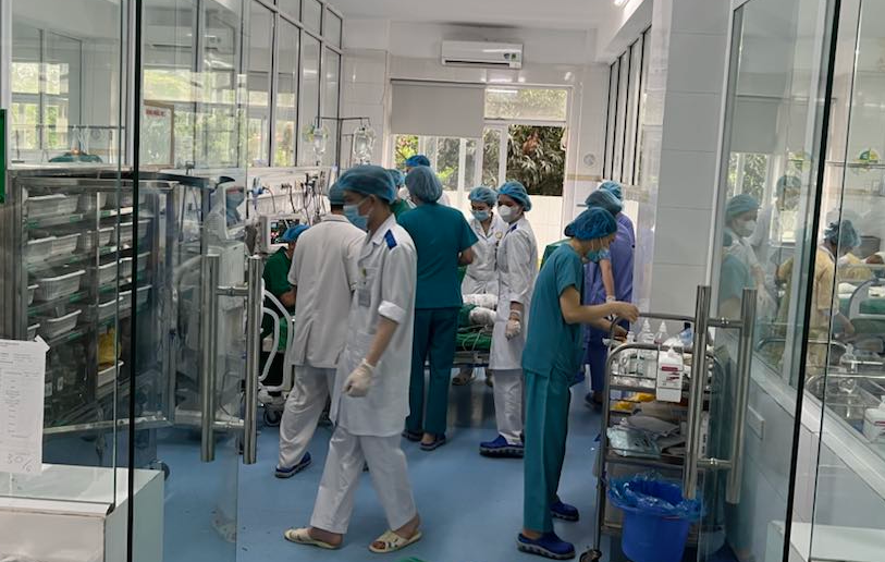 Các bác sĩ Bệnh viện Bỏng Quốc gia Lê Hữu Trác tiến hành cấp cứu cho bệnh nhân. Ảnh: BVCC.