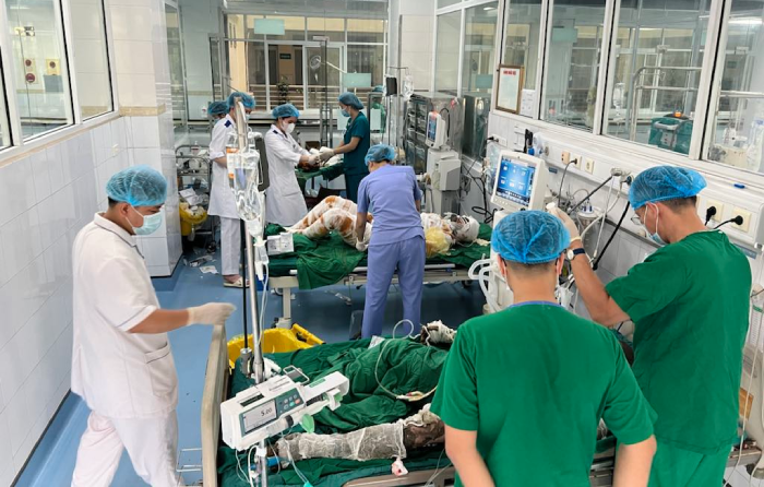 Các y bác sĩ Bệnh viện Bỏng Quốc gia Lê Hữu Trách cấp cứu cho bệnh nhân (ảnh: Lê Quang Thảo) Các y bác sĩ Bệnh viện Bỏng Quốc gia Lê Hữu Trách cấp cứu cho bệnh nhân (ảnh: Lê Quang Thảo)