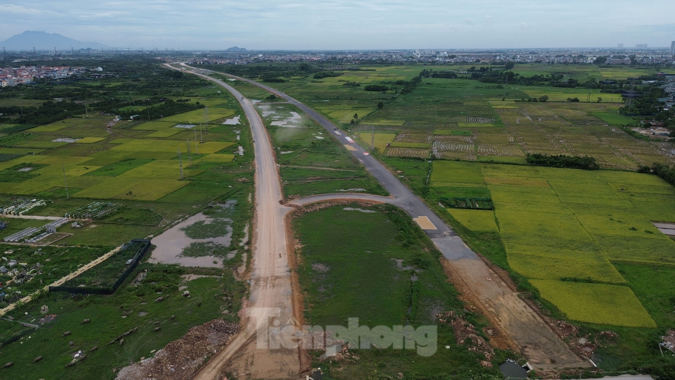 Sau 2 năm triển khai, Dự án đường Vành đai 4 - Vùng Thủ đô đã bước vào giai đoạn "nước rút" khi chỉ còn vài tháng nữa sẽ phải thông xe theo kế hoạch (cuối năm 2025). Hiện tại, nhiều đoạn tuyến đã hoàn thành từ 65-70% khối lượng công việc.