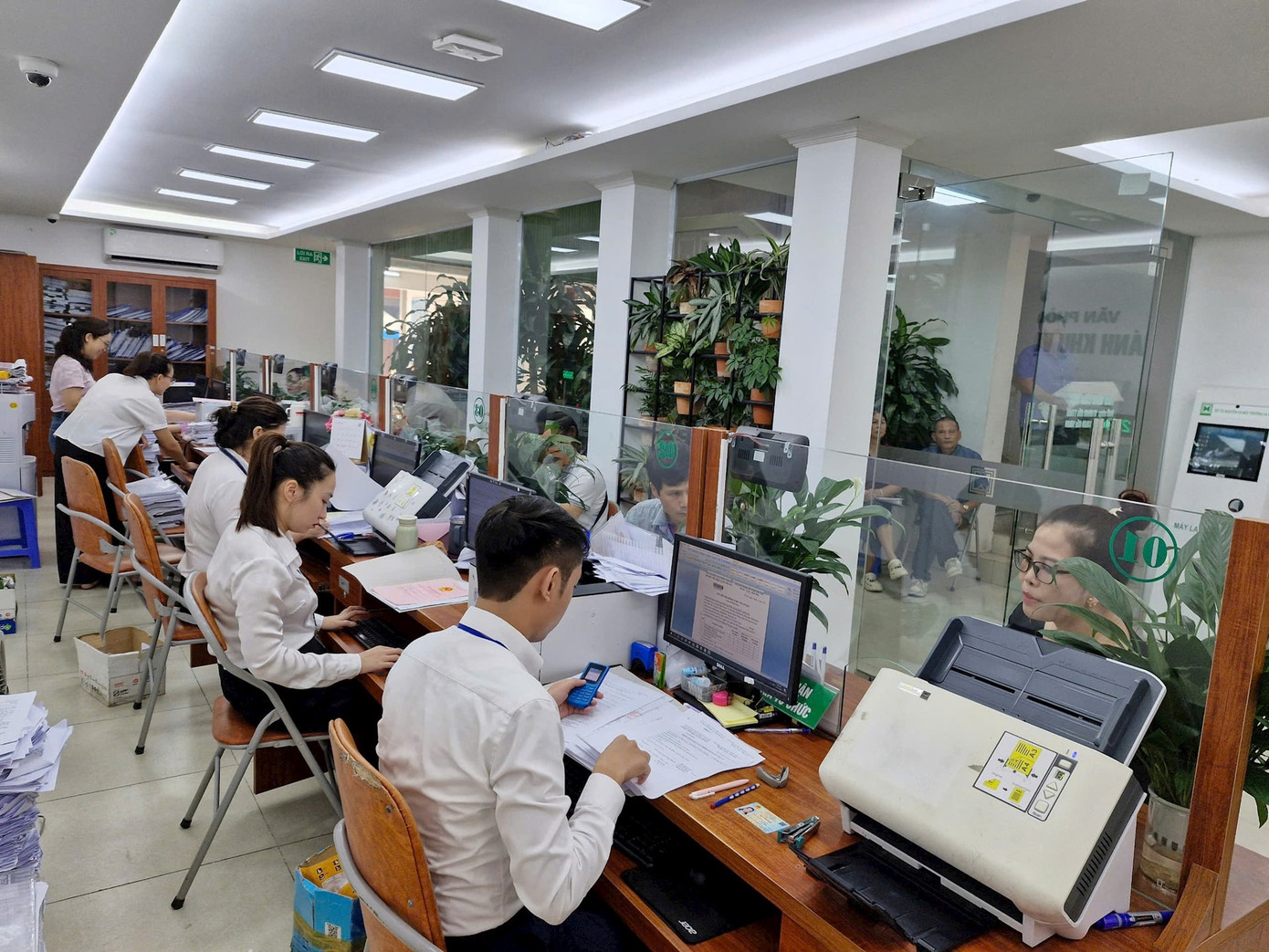 Công dân thực hiện thủ tục hành chính tại Trung tâm Phục vụ hành chính công Hà Nội. Công dân thực hiện thủ tục hành chính tại Trung tâm Phục vụ hành chính công Hà Nội.