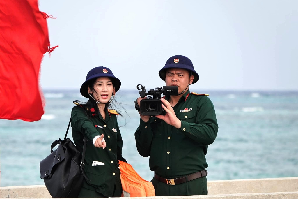 Nữ nhà báo Phan Thanh Hà - Báo Quân đội Nhân dân tác nghiệp ở Trường Sa. Nữ nhà báo Phan Thanh Hà - Báo Quân đội Nhân dân tác nghiệp ở Trường Sa.