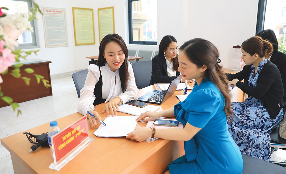 Công dân thực hiện thủ tục hành chính tại Trung tâm phục vụ hành chính công TP Hà Nội.