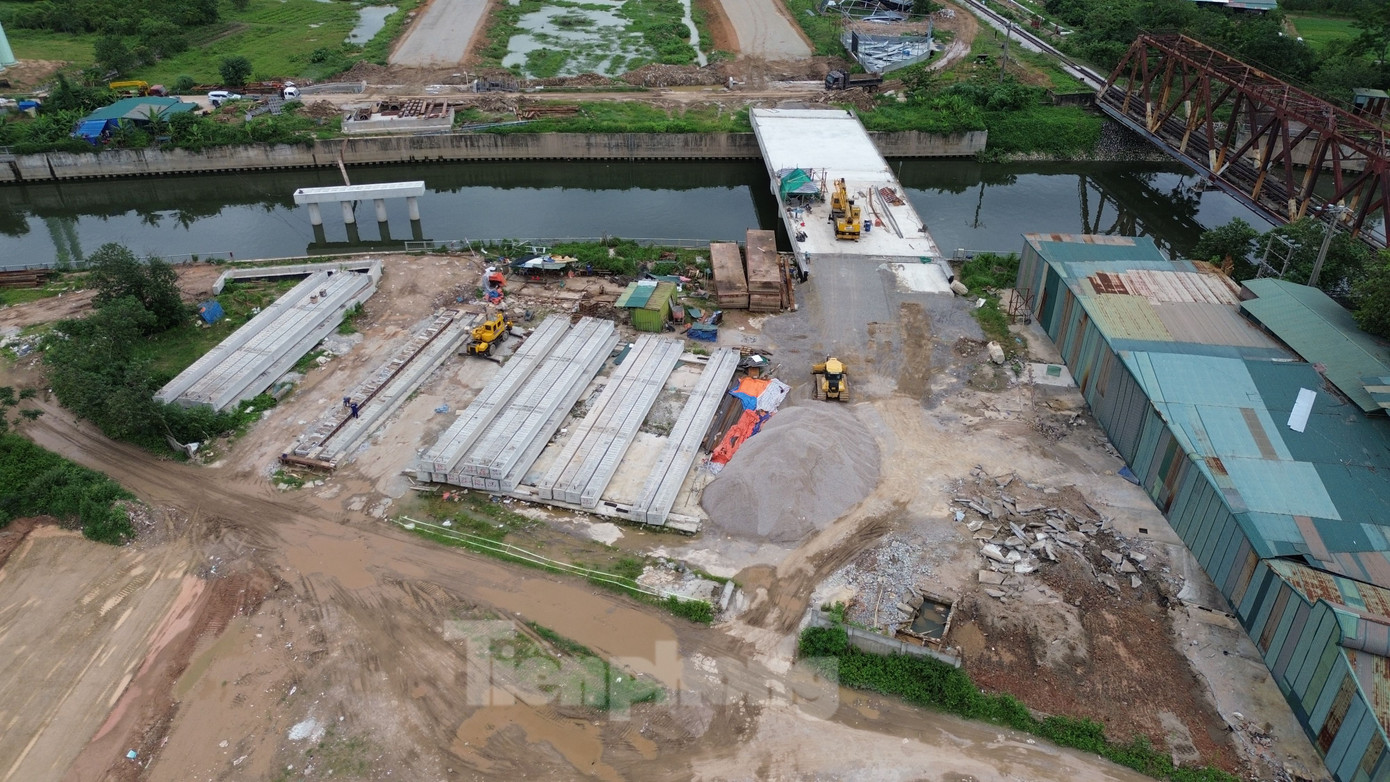 Theo kế hoạch, cuối năm 2025, đường song hành Dự án đường Vành đai 4 sẽ thông xe. Tuy nhiên, nhiều đơn vị thi công nhận định nếu không nhanh chóng giải quyết vấn đề mặt bằng thì mục tiêu này khó hoàn thành.