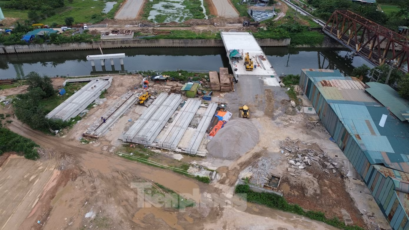 Theo kế hoạch, cuối năm 2025, đường song hành Dự án đường Vành đai 4 sẽ thông xe. Tuy nhiên, nhiều đơn vị thi công nhận định nếu không nhanh chóng giải quyết vấn đề mặt bằng thì mục tiêu này khó hoàn thành.
