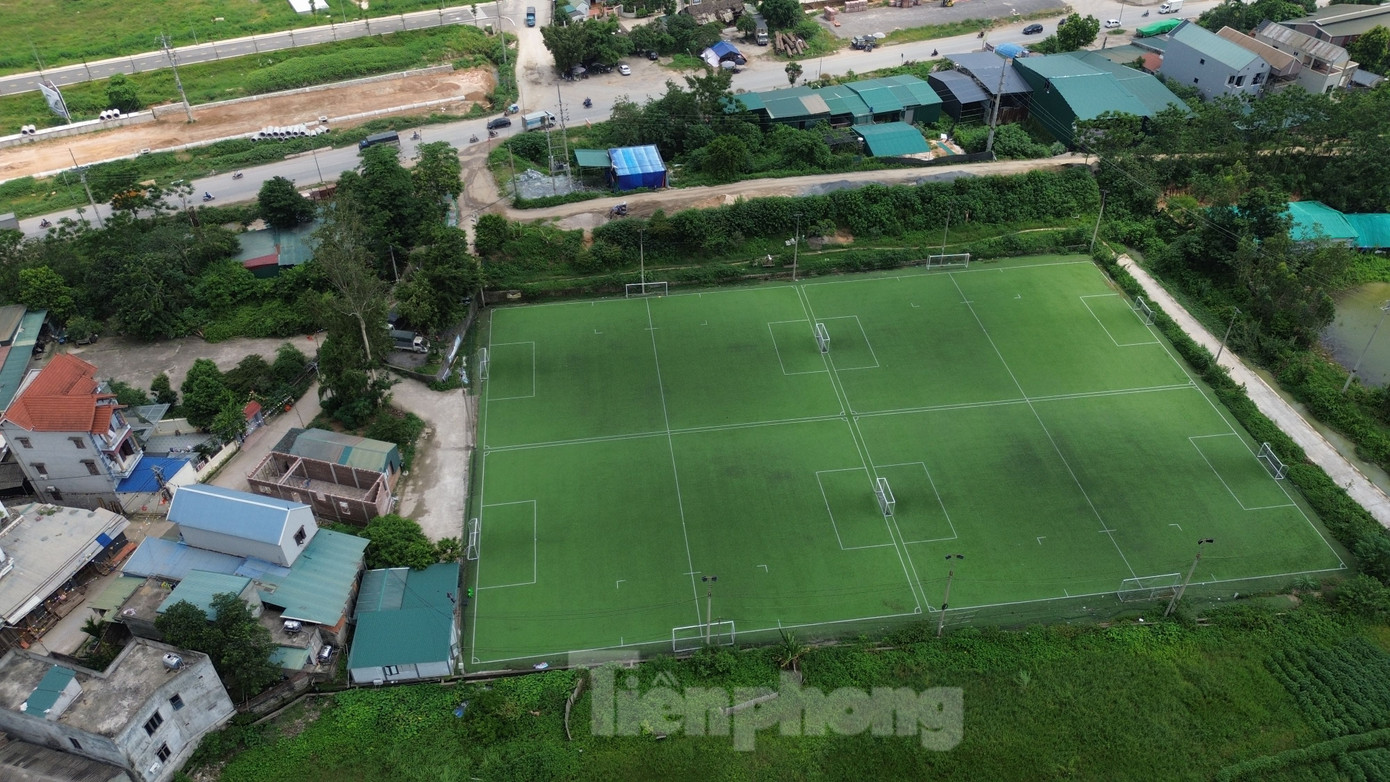 Thời gian qua, UBND xã tăng cường kiểm tra, xử lý vi phạm về đất đai, trật tự xây dựng. Với các trường hợp vi phạm không tự nguyện tháo dỡ công trình, UBND xã phối hợp ngừng cung cấp dịch vụ điện, nước theo Nghị quyết 33 của HĐND TP. Hà Nội. Hiện tại, đã có 4 công trình vi phạm đã bị tạm ngừng cung cấp dịch vụ điện nước, UBND xã cũng đã gửi thông báo về việc ngừng cấp điện, nước với 9 trường hợp khác. Thời gian qua, UBND xã tăng cường kiểm tra, xử lý vi phạm về đất đai, trật tự xây dựng. Với các trường hợp vi phạm không tự nguyện tháo dỡ công trình, UBND xã phối hợp ngừng cung cấp dịch vụ điện, nước theo Nghị quyết 33 của HĐND TP. Hà Nội. Hiện tại, đã có 4 công trình vi phạm đã bị tạm ngừng cung cấp dịch vụ điện nước, UBND xã cũng đã gửi thông báo về việc ngừng cấp điện, nước với 9 trường hợp khác.