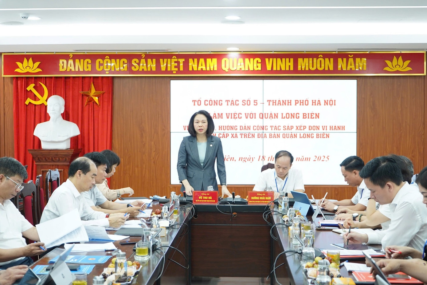 Phó Chủ tịch UBND thành phố Hà Nội làm việc với quận Long Biên ngày 18/6.