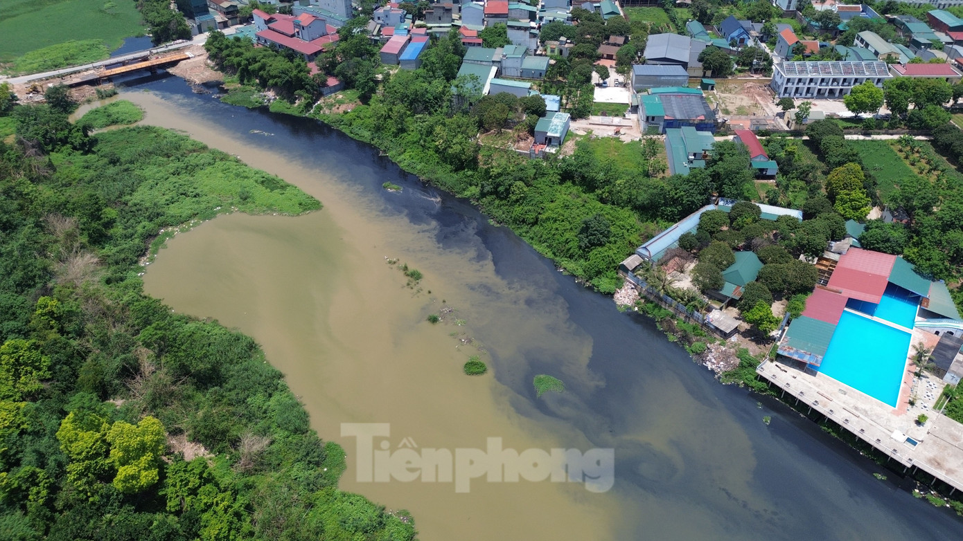 Trước đó, đầu tháng 6/2025, UBND thành phố Hà Nội đã có công văn gửi UBND các quận, huyện yêu cầu tăng cường kiểm tra, phát hiện và xử lý nghiêm vi phạm pháp luật về đất đai, môi trường, xây dựng... nhất là tại các khu vực tiềm ẩn nhiều nguy cơ, địa bàn giáp ranh, địa bàn mà chính quyền địa phương có dấu hiệu buông lỏng quản lý. Trước đó, đầu tháng 6/2025, UBND thành phố Hà Nội đã có công văn gửi UBND các quận, huyện yêu cầu tăng cường kiểm tra, phát hiện và xử lý nghiêm vi phạm pháp luật về đất đai, môi trường, xây dựng... nhất là tại các khu vực tiềm ẩn nhiều nguy cơ, địa bàn giáp ranh, địa bàn mà chính quyền địa phương có dấu hiệu buông lỏng quản lý.
