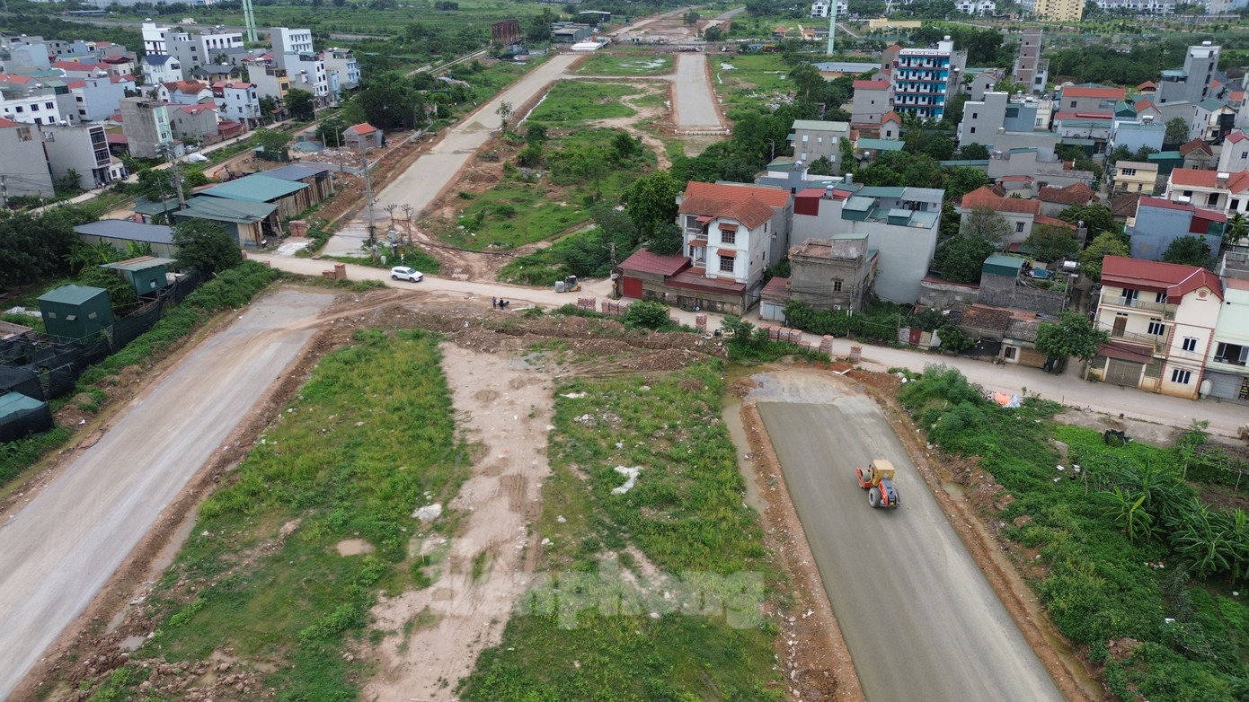 Ông Hoàng Hải, Chỉ huy trưởng công trường của nhà thầu Vinaconex (nhà thầu thi công Gói thầu số 09/TP2-XL: Xây dựng đoạn tuyến từ Km13+017,92 đến Km36+166,74 thuộc Dự án thành phần 2.1) cho biết đơn vị thi công đoạn tuyến thuộc địa bàn huyện Hoài Đức và Đan Phượng. Trong đó, tại huyện Hoài Đức, đoạn đường dài khoảng 800m liên quan đến 113 hộ gia đình tại các xã Đông La và Đức Thượng (huyện Hoài Đức) chưa thể thi công do chưa bàn giao mặt bằng.