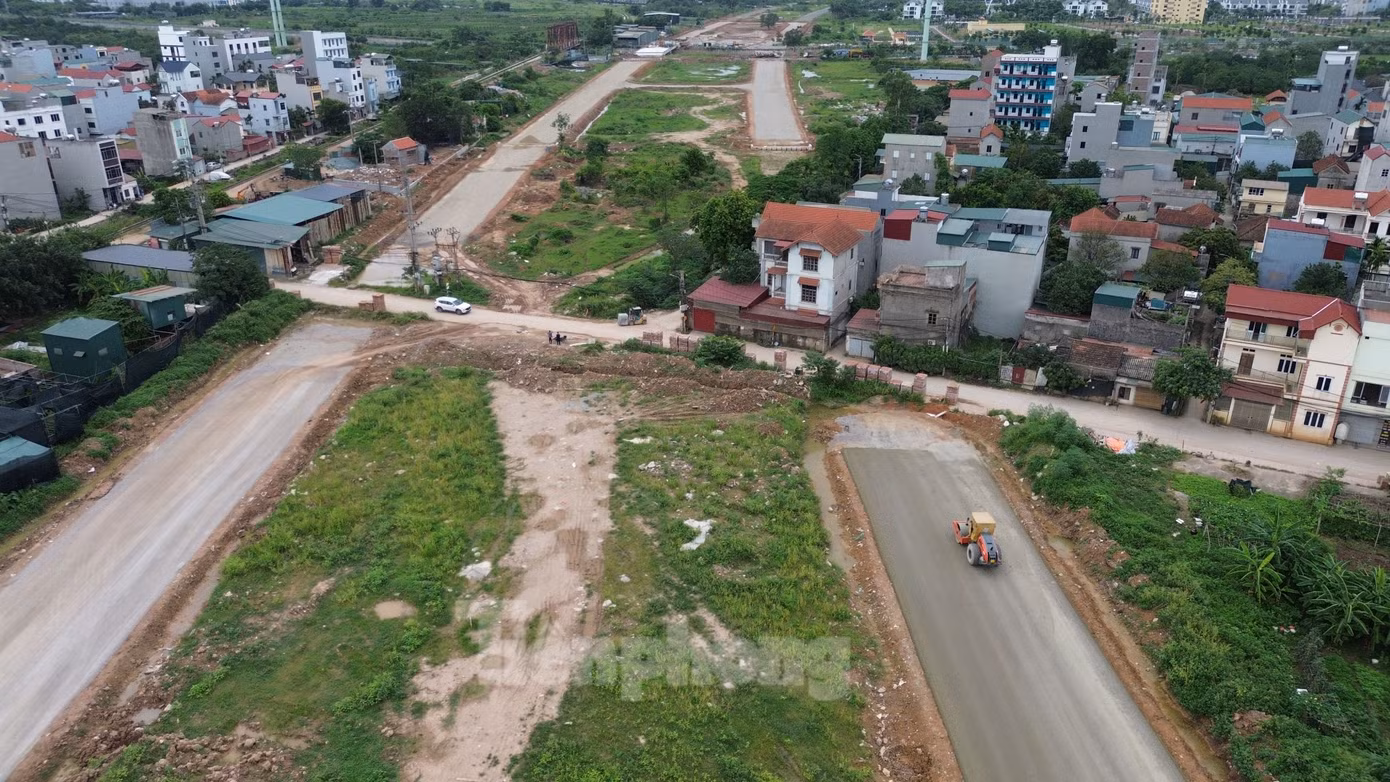 Ông Hoàng Hải, Chỉ huy trưởng công trường của nhà thầu Vinaconex (nhà thầu thi công Gói thầu số 09/TP2-XL: Xây dựng đoạn tuyến từ Km13+017,92 đến Km36+166,74 thuộc Dự án thành phần 2.1) cho biết đơn vị thi công đoạn tuyến thuộc địa bàn huyện Hoài Đức và Đan Phượng. Trong đó, tại huyện Hoài Đức, đoạn đường dài khoảng 800m liên quan đến 113 hộ gia đình tại các xã Đông La và Đức Thượng (huyện Hoài Đức) chưa thể thi công do chưa bàn giao mặt bằng.