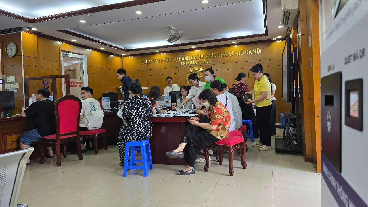 Công dân thực hiện thủ tục hành chính tại Trung tâm Phục vụ hành chính công- Chi nhánh số 2 (trụ sở tại phường Thanh Xuân mới).