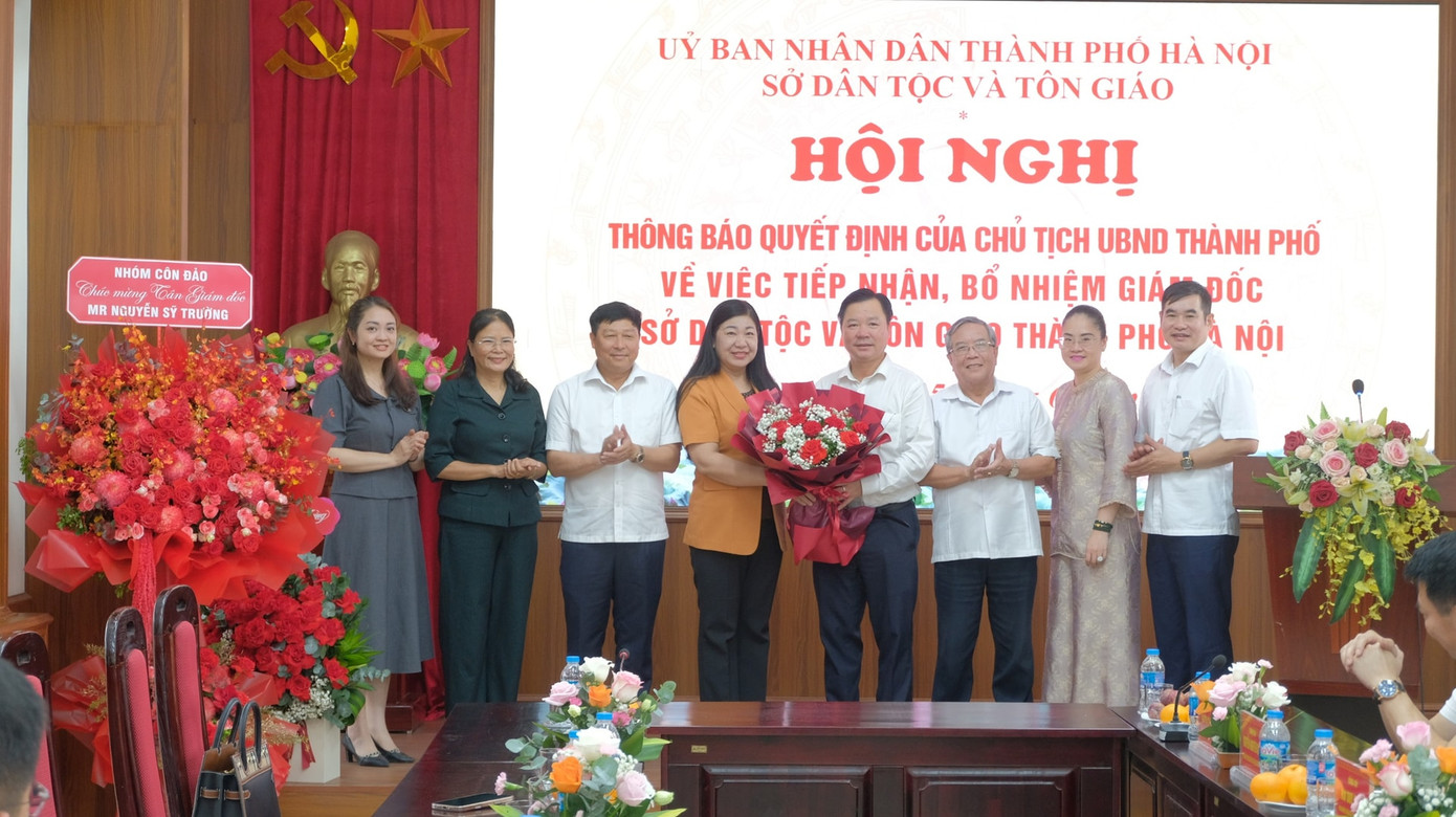 Bà Nguyễn Lan Hương, Chủ tịch Ủy ban MTTQ Việt Nam TP. Hà Nội tặng hoa chúc mừng ông Nguyễn Sỹ Trường. Bà Nguyễn Lan Hương, Chủ tịch Ủy ban MTTQ Việt Nam TP. Hà Nội tặng hoa chúc mừng ông Nguyễn Sỹ Trường.