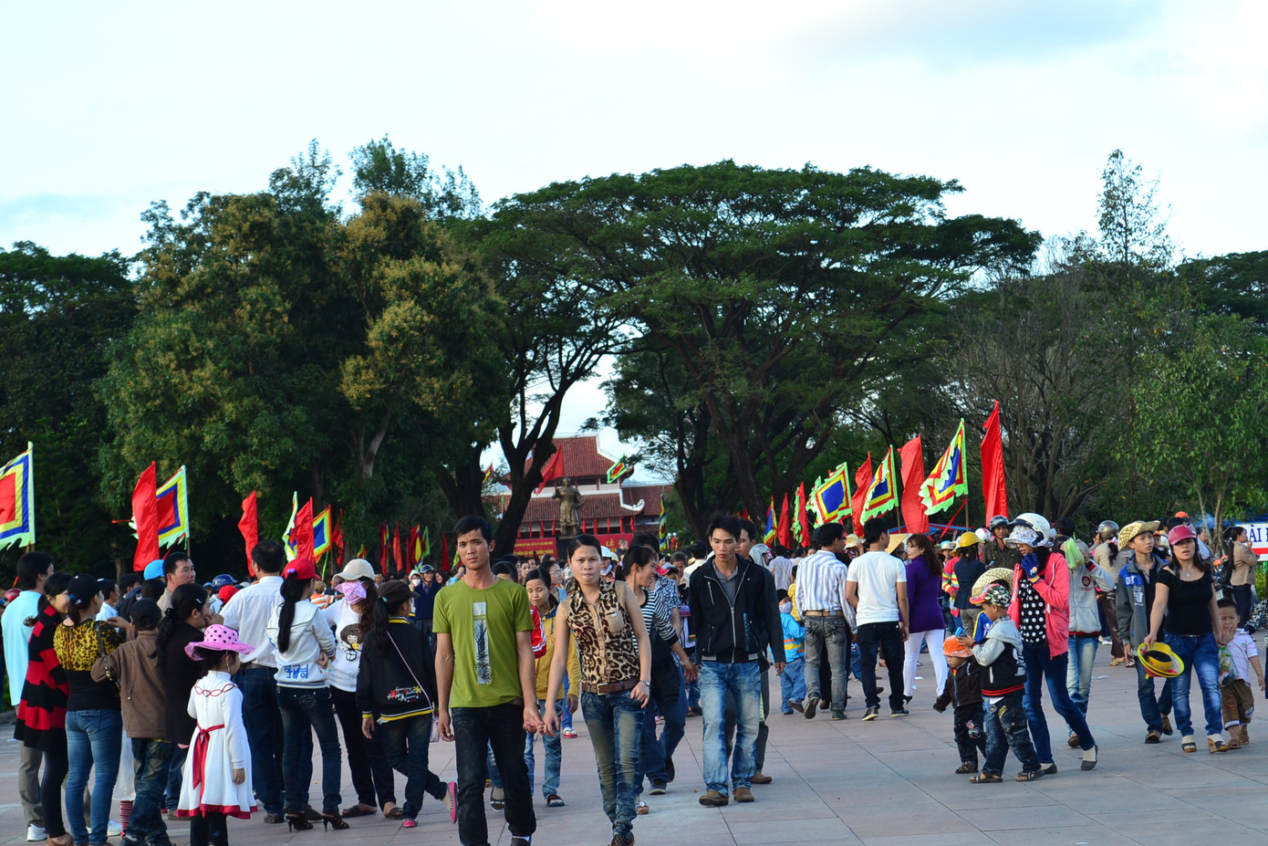  Đông đảo du khách thành kính đâng hương tại Điện thờ ba anh em nhà Nguyễn Huệ.