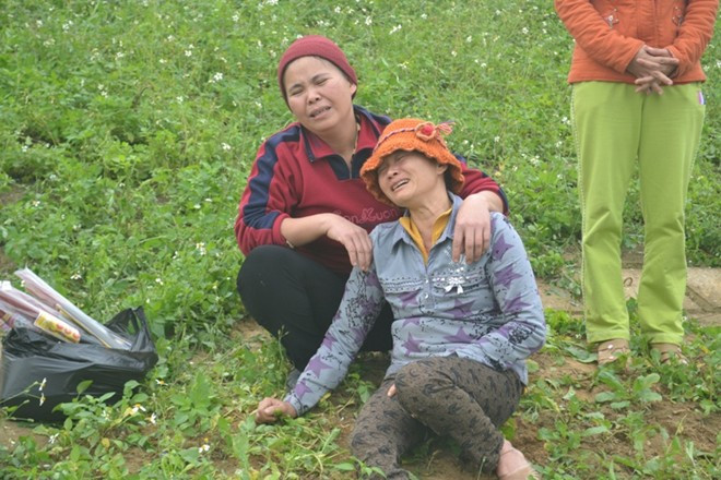 Người nhà vật vã khóc than khi phát hiện xác chị Nhung