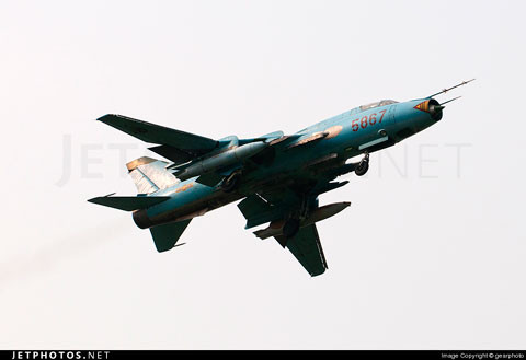 Máy bay tiêm kích – bom Su-22M/M3/M4 đảm nhiệm vai trò tấn công mặt đất. Trong ảnh, biến thể tiêm kích – bom Su-22M4