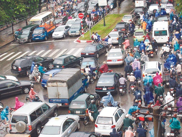 Đề xuất thu phí lưu hành ô tô, xe máy và thu phí vào nội đô giờ cao điểm khó khả thi