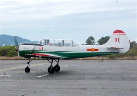 Học viên phi công Doãn Văn Cảnh điều khiển máy bay ra đường băng, chuẩn bị cất cánh thực hiện chuyến bay đơn