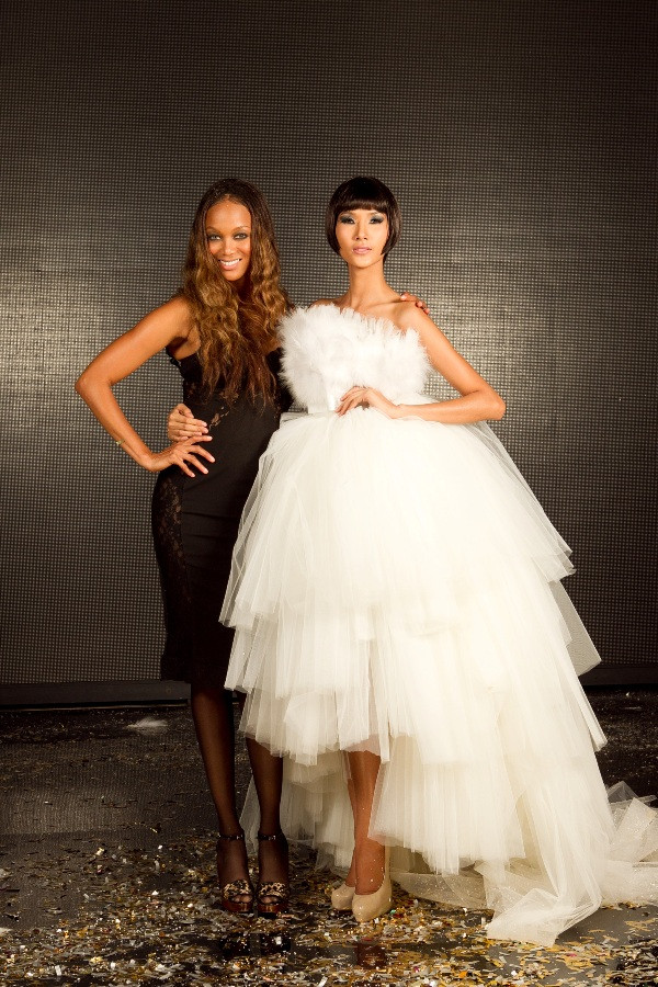 Siêu mẫu Tyra Banks và Hoàng Thùy trong đêm chung kết VN's Next Top Model 2011