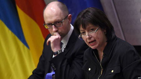  Thủ tướng Arseniy Yatsenyuk và Bộ trưởng Tài chính Natalie Jaresko đang phải đối mặt với bài toán nan giải