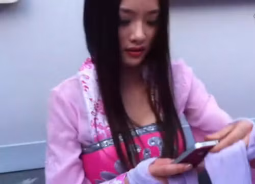 "Tiên nữ ăn mày" rút... iPhone 4 ra để xin số điện thoại của người qua đường. "Tiên nữ ăn mày" rút... iPhone 4 ra để xin số điện thoại của người qua đường.