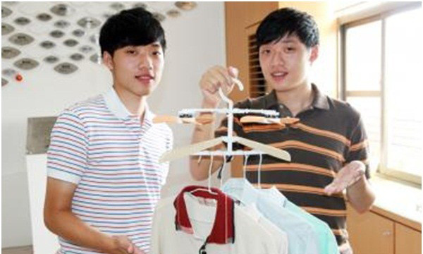 Anh em sinh đôi Tsai Kai-fan (bên trái) và Tsai Kai-yu với phát minh làm quần áo khô siêu tốc của mình tại East University. . Anh em sinh đôi Tsai Kai-fan (bên trái) và Tsai Kai-yu với phát minh làm quần áo khô siêu tốc của mình tại East University.