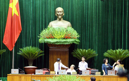 Các vị lãnh đạo Quốc hội tiếp tục trao đổi công việc tại bàn chủ tọa vào giờ nghỉ (ảnh: Việt Hưng)