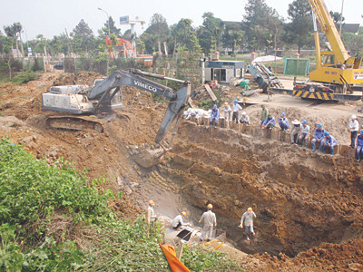Hiện trường vụ vỡ đường cấp nước sông Đà. Ảnh: nguyễn tú. Hiện trường vụ vỡ đường cấp nước sông Đà. Ảnh: nguyễn tú