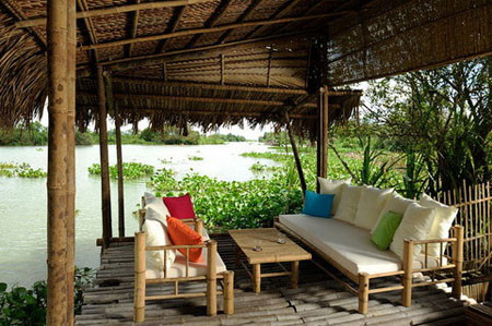 Sử dụng ngôi nhà tre như một nơi để thư giãn. Ông Hảo cho biết, ông chưa từng đi giày khi sống ở đây, vì cảm giác đi chân trần giữa nơi gần gũi với thiên nhiên thế này cực kỳ dễ chịu