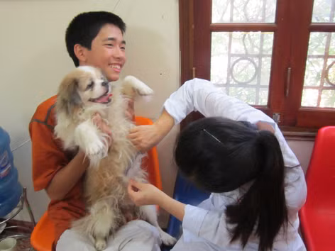 Ngọc Quang vui mừng vì chú chó vừa cứu được có sức khỏe khá tốt